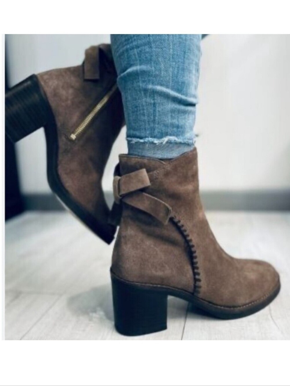 UGG Fraise Whipstitch Ankle Suade Booties  Bows Sz.8